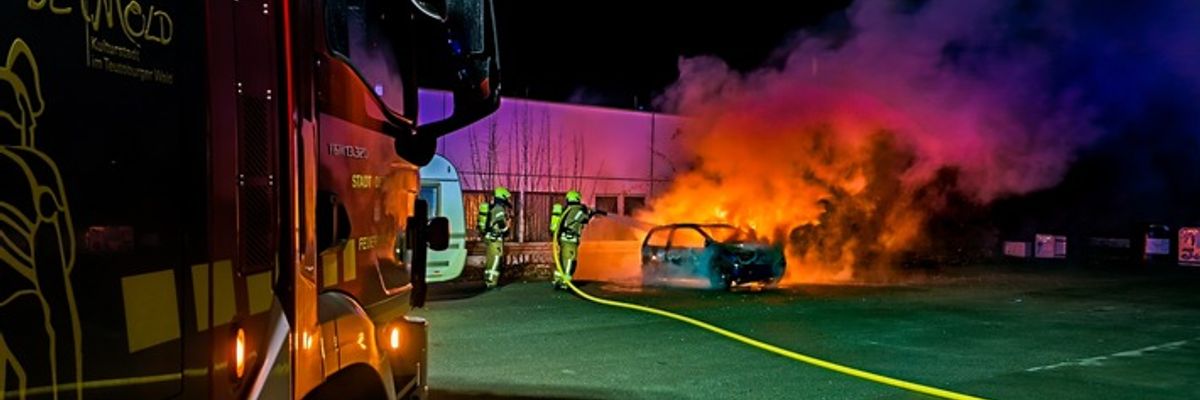 FW-DT: Pkw-Brand in der Nacht zum Dienstag