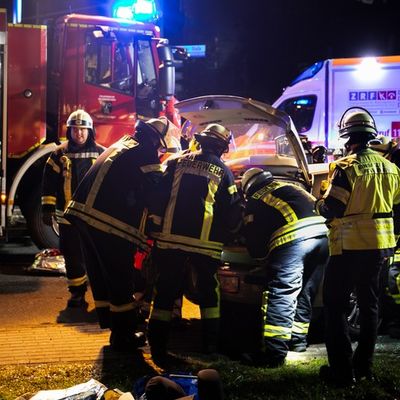 FW LK Neunkirchen: Drei Verletzte bei Unfall - Feuerwehr rettet Schwerverletzte aus Wrack