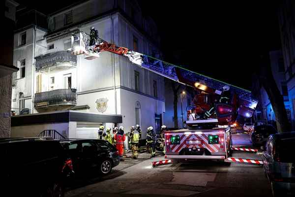FW-MK: Feuerwehr rettet 11 Personen aus verrauchtem Gebäude