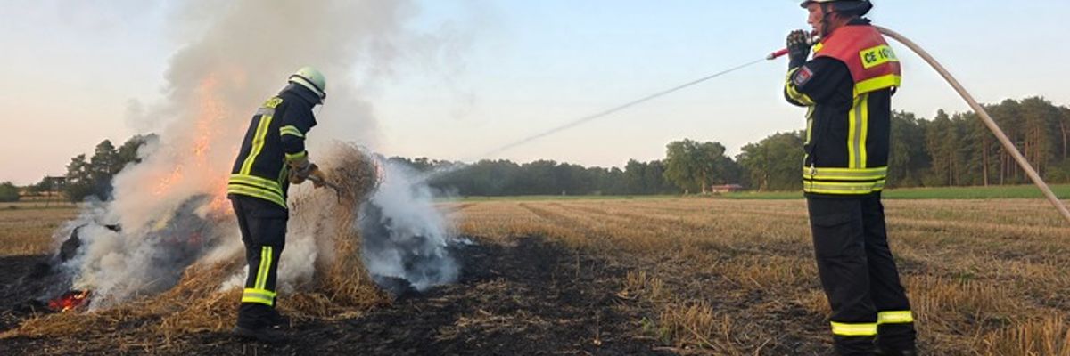 FW Celle: Strohballen brennen auf Stoppelfeld