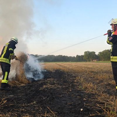 FW Celle: Strohballen brennen auf Stoppelfeld
