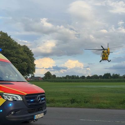 FW-AUR: Fahrerin nach Kollision mit Baum aus PKW geschnitten