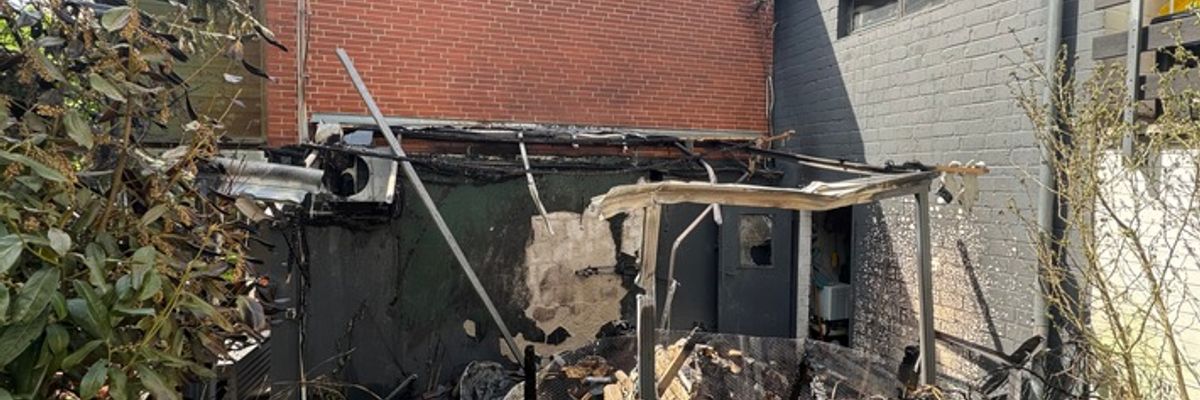 FW Rösrath: Holzpolterbrand drohte auf Gebäude überzugreifen