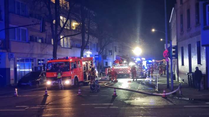 FW Düren: Feuerwehr Düren löscht Brand in einem Wohngebäude im Stadtteil Birkesdorf