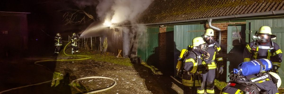 FW Lüchow-Dannenberg: Schweinestall brennt bei Dannenberg +++ Tiere überleben unverletzt +++ Feuerwehr verhindert Ausbreitung