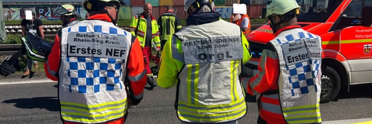 FW-BN: Verkehrsunfall auf der A 59 - acht verletzte Personen.