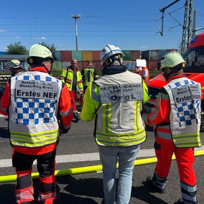 FW-BN: Verkehrsunfall auf der A 59 - acht verletzte Personen.