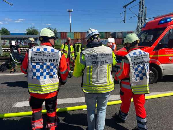 FW-BN: Verkehrsunfall auf der A 59 - acht verletzte Personen.