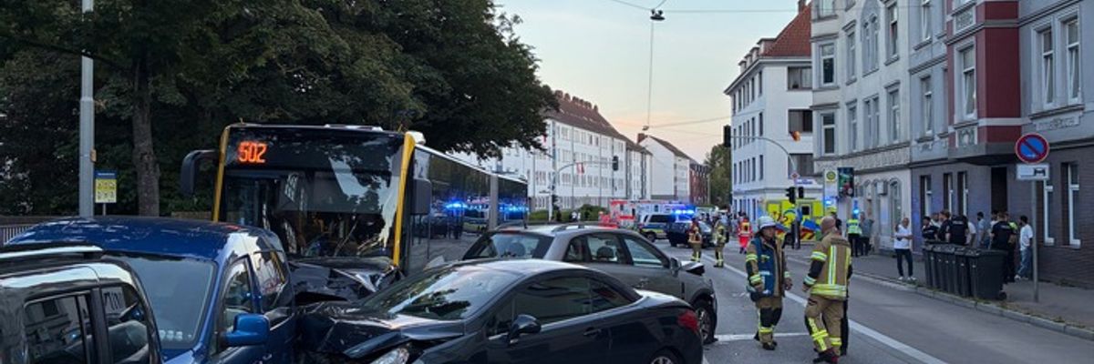 FW Bremerhaven: Verkehrsunfall zwischen Pkw und Linienbus