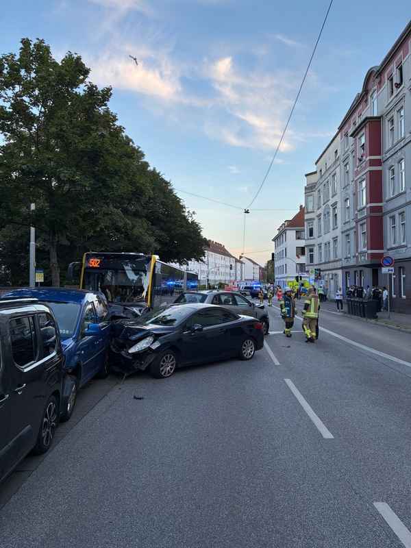 FW Bremerhaven: Verkehrsunfall zwischen Pkw und Linienbus