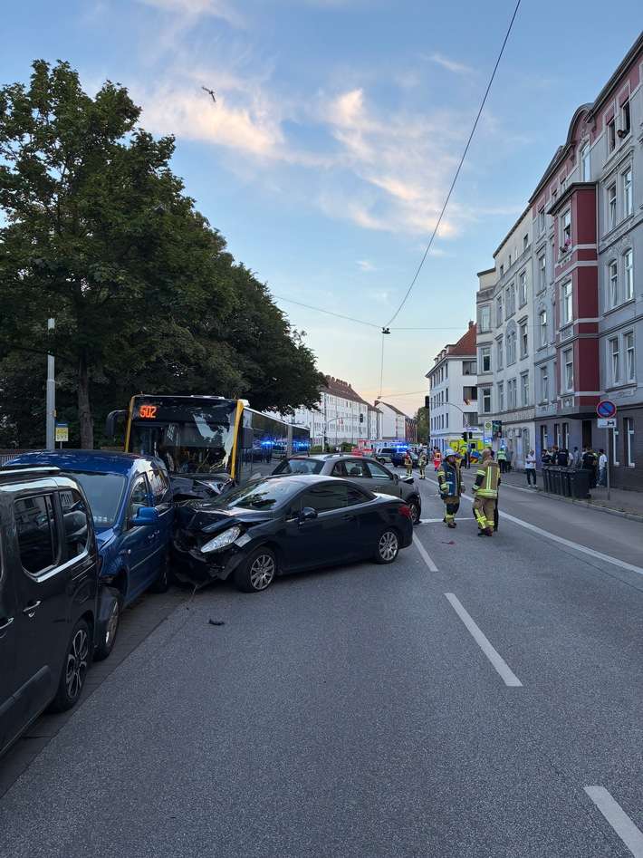 FW Bremerhaven: Verkehrsunfall zwischen Pkw und Linienbus