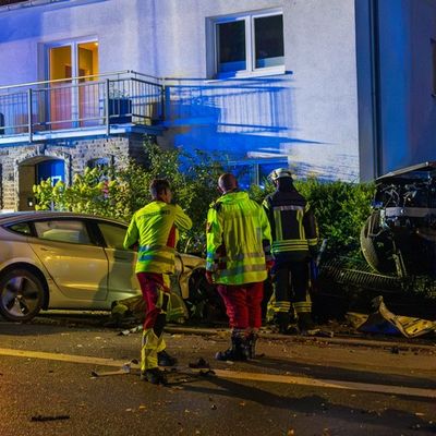 FW-MK: PKW kollidiert mit drei Fahrzeugen in Letmathe
