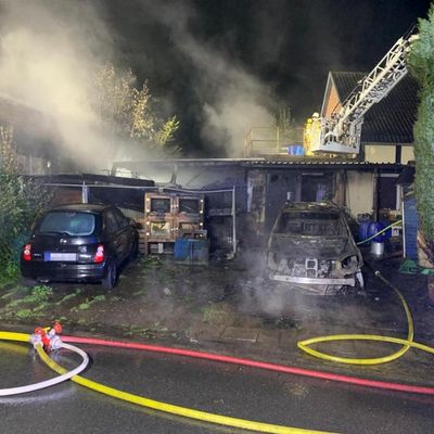 FW Dörentrup: Feuerwehr Dörentrup verhindert Schlimmeres bei Carport-Brand - zwei Hunde gerettet