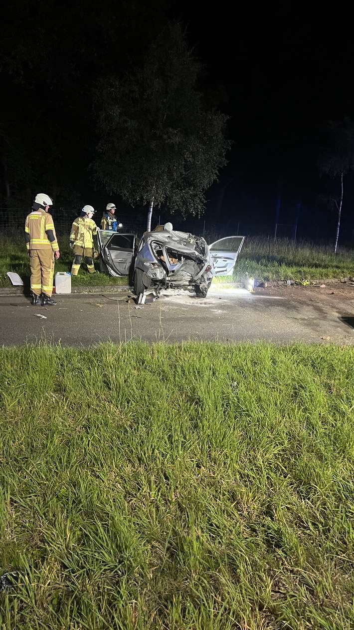 FW-Greven: Verkehrsunfall auf Bundesautobahn mit zwei schwer verletzten Personen.