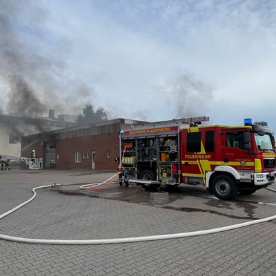 FW-AUR: Brennende Transporter in Hallenkomplex