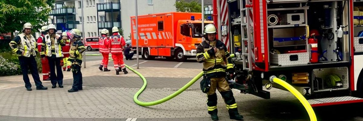 FW-E: Brand im Keller einer Förderschule für Gehörlose - Gebäude vollständig evakuiert, keine Verletzten