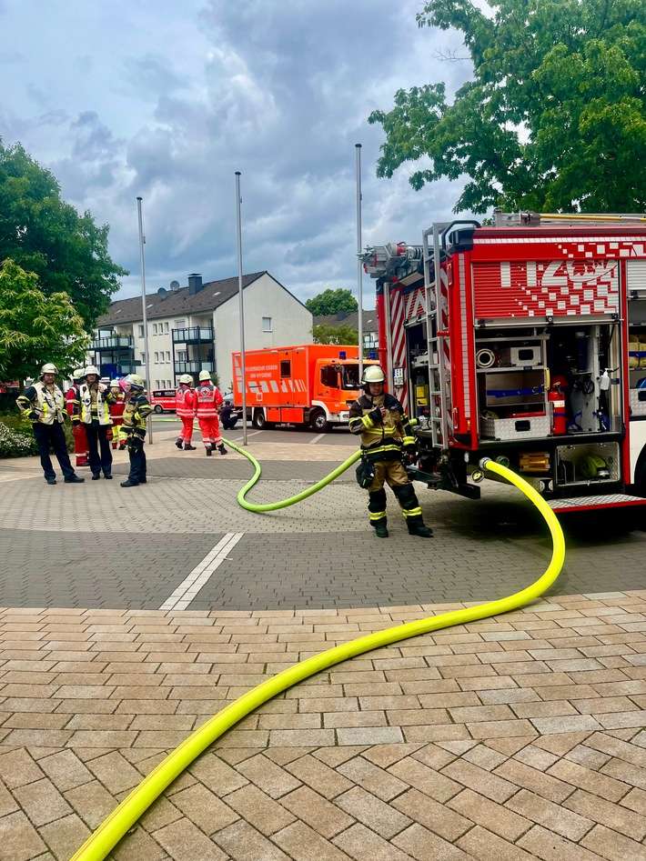 FW-E: Brand im Keller einer Förderschule für Gehörlose - Gebäude vollständig evakuiert, keine Verletzten