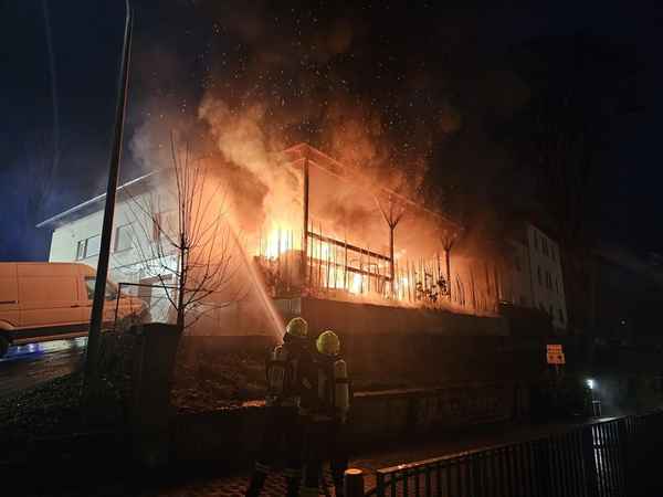 KFV-CW: Millionenschaden bei Großbrand in Nagold - Keine Verletzten - 120 Einsatzkräfte vor Ort