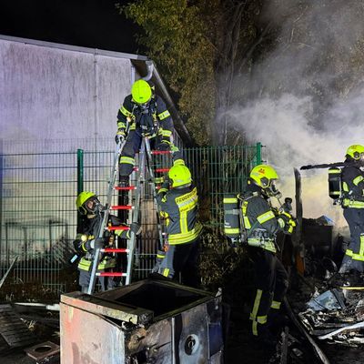 Feuerwehr MTK: Imbissstand steht lichterloh in Flammen