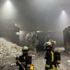 FW-DO: Brand in Lagerhalle eines Recyclingbetriebs