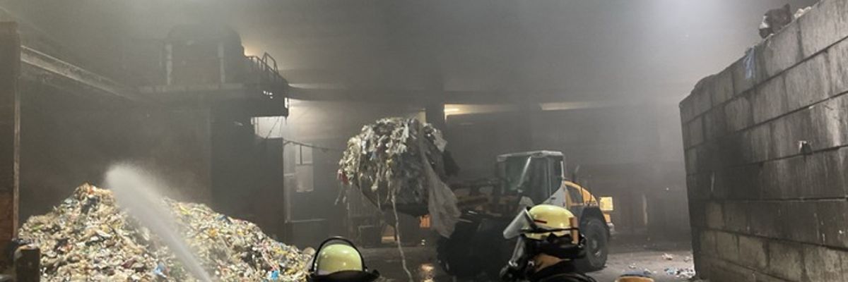 FW-DO: Brand in Lagerhalle eines Recyclingbetriebs