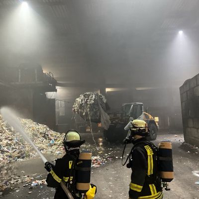 FW-DO: Brand in Lagerhalle eines Recyclingbetriebs