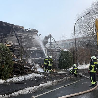 FW-AUR: Gebäude nach Durchzündung vollständig in Flammen