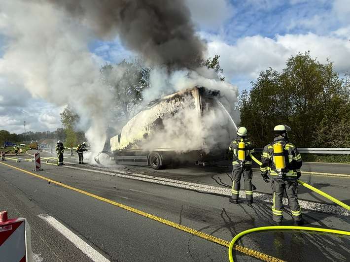 FW-WRN: LKW in Vollbrand auf der Autobahn 1