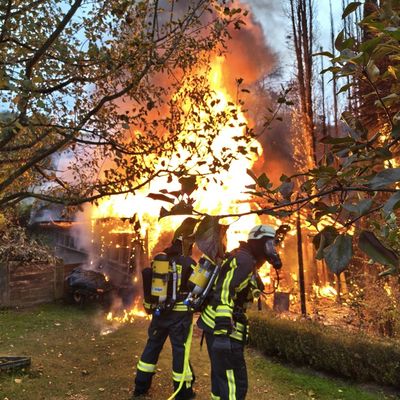 FW Horn-Bad Meinberg: Gartenhütte steht in Vollbrand