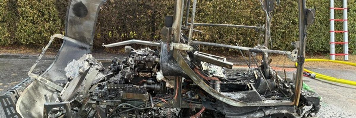 FW-KLE: Fahrbarer Rasenmäher in Brand geraten - Feuerwehr verhindert Ausbreitung