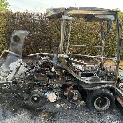 FW-KLE: Fahrbarer Rasenmäher in Brand geraten - Feuerwehr verhindert Ausbreitung