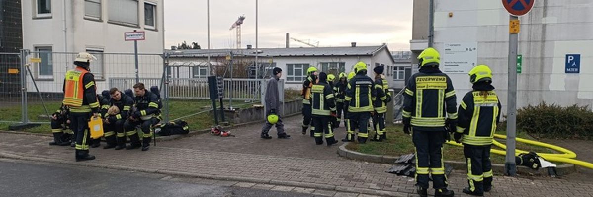 Feuerwehr MTK: Großeinsatz in Hattersheim: Löscharbeiten nach mehr als 14 Stunden beendet