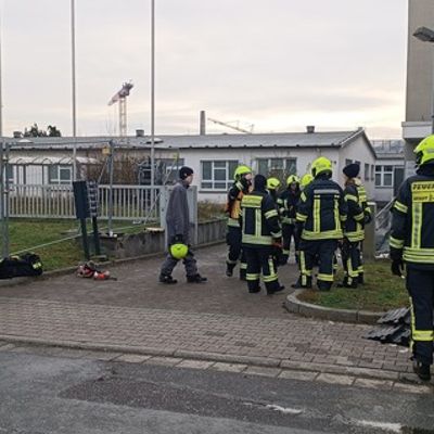 Feuerwehr MTK: Großeinsatz in Hattersheim: Löscharbeiten nach mehr als 14 Stunden beendet