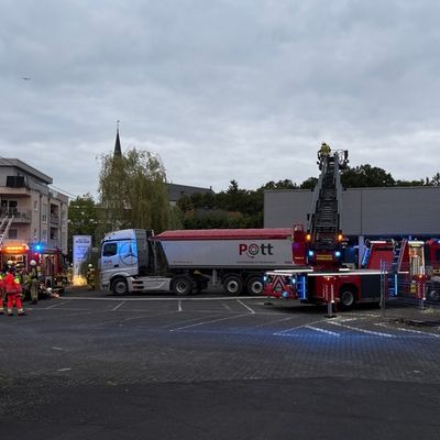 FW VG Asbach: Brand in leerstehendem Gewerbeobjekt schnell gelöscht