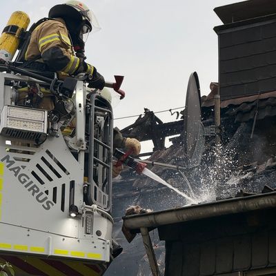 FW Menden: Brand eines Einfamilienhauses auf dem Sauerfeld - mehrere Personen mit Rauchgasintoxikation