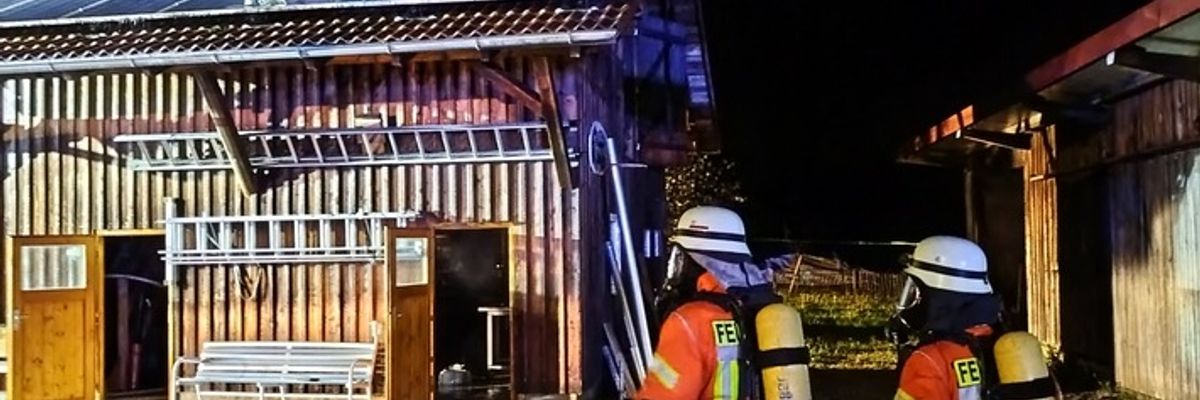 LRA-Ravensburg: Dachstuhlbrand eines Garagengebäudes mit Werkstatt in Niederwangen