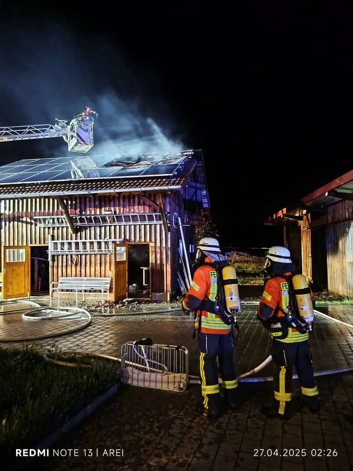 LRA-Ravensburg: Dachstuhlbrand eines Garagengebäudes mit Werkstatt in Niederwangen