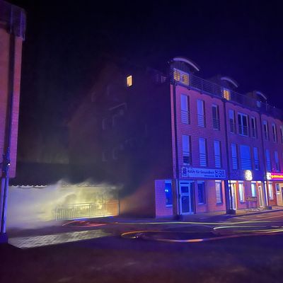 FW Paderborn: Brand mehrerer Müllcontainer direkt am Wohngebäude