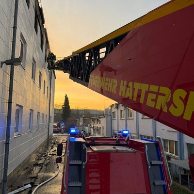 Feuerwehr MTK: Großeinsatz in Hattersheim: Löscharbeiten nach mehr als 14 Stunden beendet