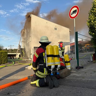 FW Überlingen: Brand eines Wohn- und Geschäftshauses im Überlinger Industriegebiet / massiver Löschangriff über mehrere Angriffsleitungen