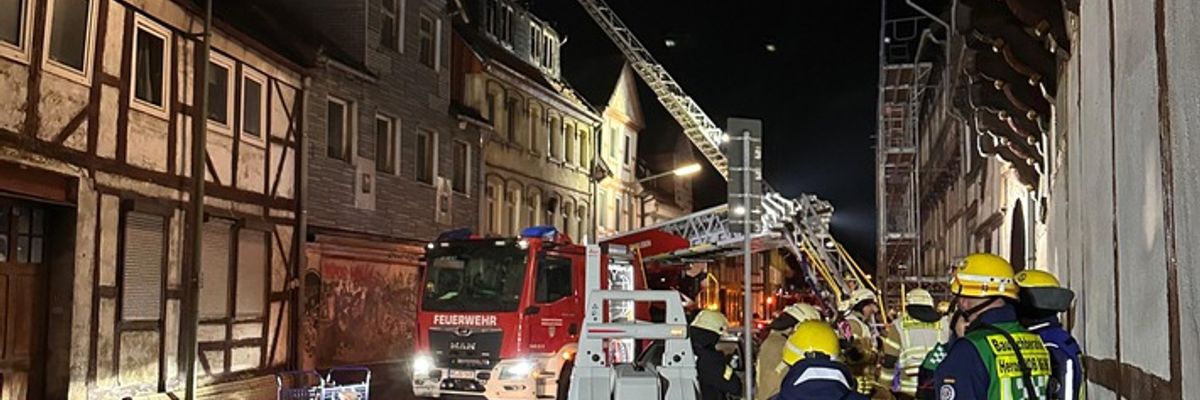 FW Helmstedt: Gebäudebrand mit Menschenrettung