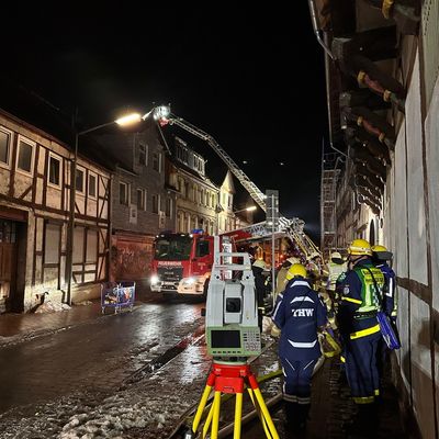 FW Helmstedt: Gebäudebrand mit Menschenrettung