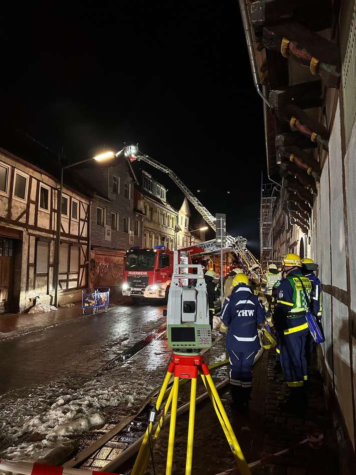FW Helmstedt: Gebäudebrand mit Menschenrettung