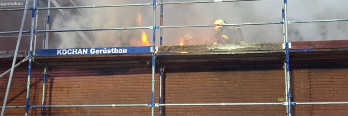 FW Datteln: Brand an der Fassade der renovierten Realschulturnhalle