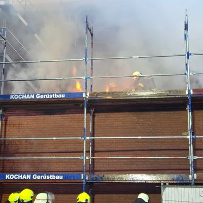 FW Datteln: Brand an der Fassade der renovierten Realschulturnhalle