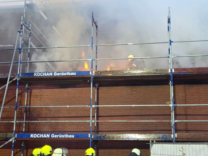 FW Datteln: Brand an der Fassade der renovierten Realschulturnhalle