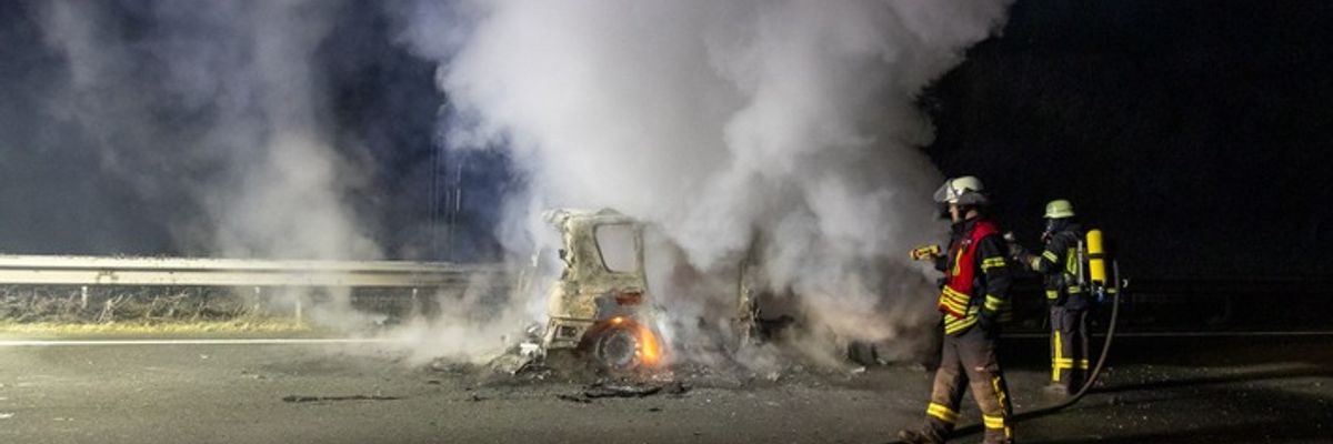 FW Porta Westfalica: 03.03.2026 - A2: PKW in Vollbrand