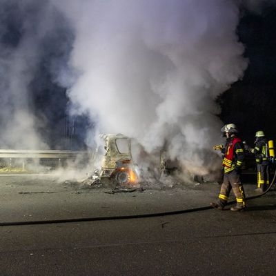 FW Porta Westfalica: 03.03.2026 - A2: PKW in Vollbrand