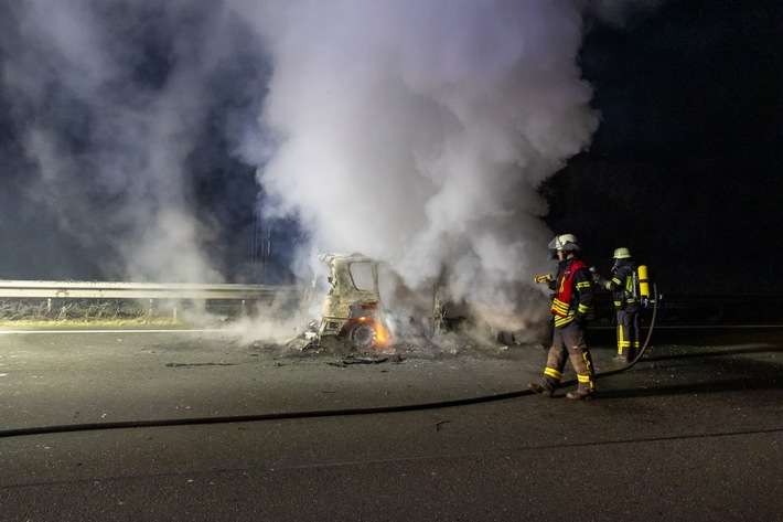 FW Porta Westfalica: 03.03.2026 - A2: PKW in Vollbrand