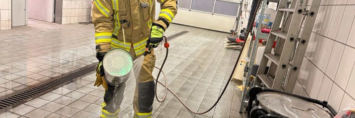 FW Weinheim: Feuerwehr beseitigt Wasserschaden in Geschäftshaus in der Bergstraße